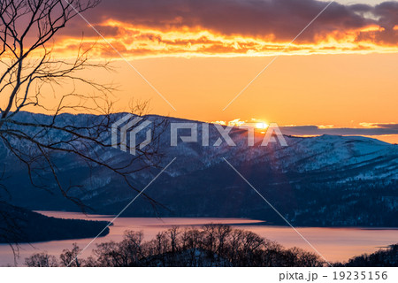 夕暮れの屈斜路湖 19235156