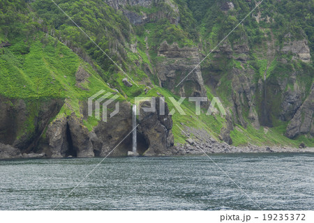 海岸のカシュニの滝 19235372