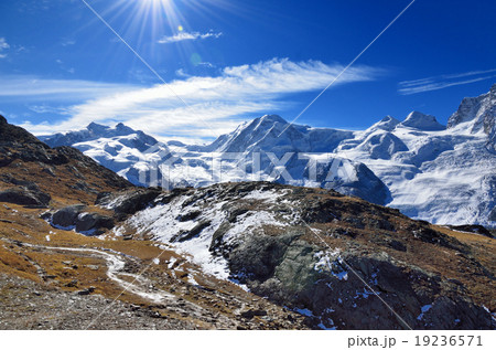 スイス 車窓から眺めるモンテローザとリスカム スイス 車窓から眺めるモンテローザとリスカム 19236571