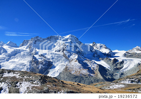 スイス　車窓から眺めるモンテローザとリスカム 19236572