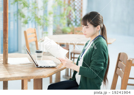 書類を読む女性 書類を読む女性 19241904