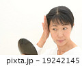 加齢を気にする女性 19242145