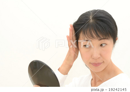 加齢を気にする女性 加齢を気にする女性 19242145