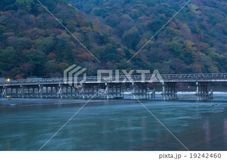 京都市右京区嵐山の渡月橋を早朝に撮影したもの 京都市右京区嵐山の渡月橋を早朝に撮影したもの 19242460