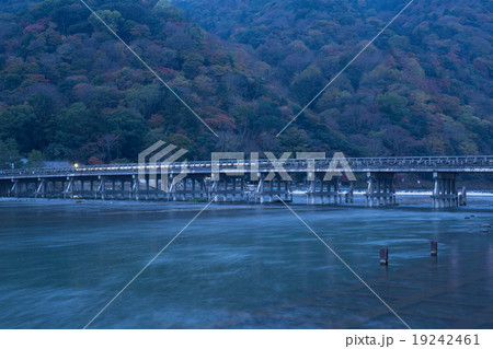 京都市右京区嵐山の渡月橋を早朝に撮影したもの 京都市右京区嵐山の渡月橋を早朝に撮影したもの 19242461