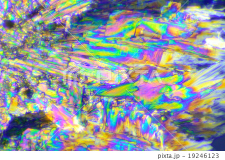 ビタミンCのカラフルな結晶 19246123