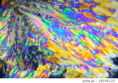 ビタミンCのカラフルな結晶 19246125