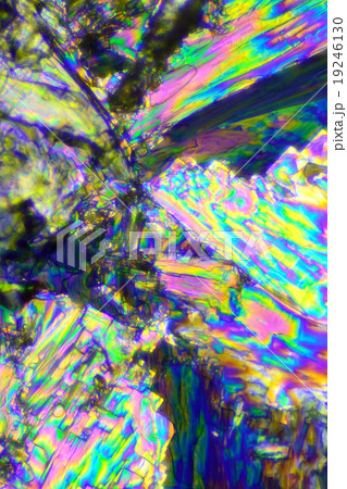 ビタミンCのカラフルな結晶 19246130