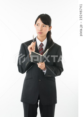 リサーチ中の女性 19246741