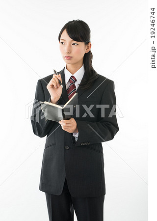 リサーチ中の女性 19246744