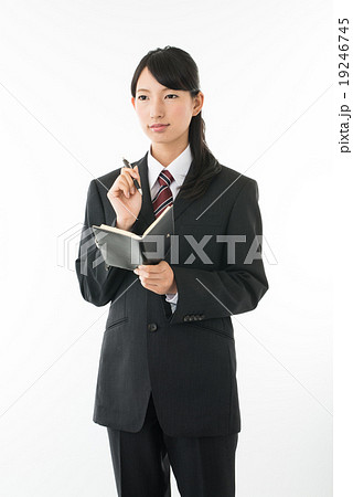 リサーチ中の女性 19246745