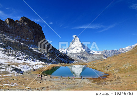 スイス　リッフェル湖と逆さマッターホルン 19246763
