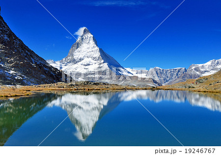 スイス リッフェル湖と逆さマッターホルン スイス リッフェル湖と逆さマッターホルン 19246767