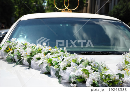 White wedding car with flowers 19248588
