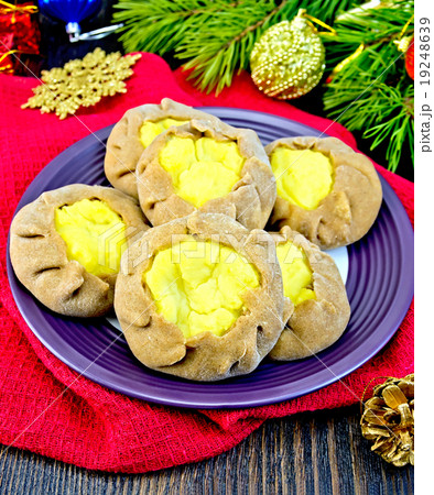 Carols with potatoes with Christmas toys 19248639