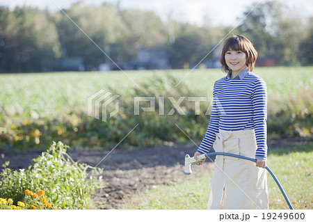 ガーデニングする女性 ガーデニングする女性 19249600