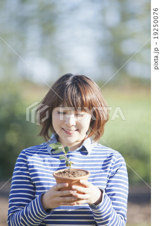 植木鉢を持つ女性 植木鉢を持つ女性 19250076