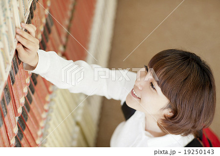 本を探す女性　 19250143