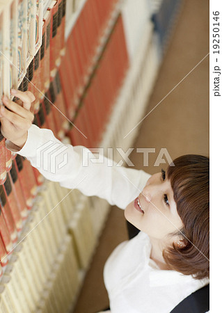 本を探す女性　 19250146