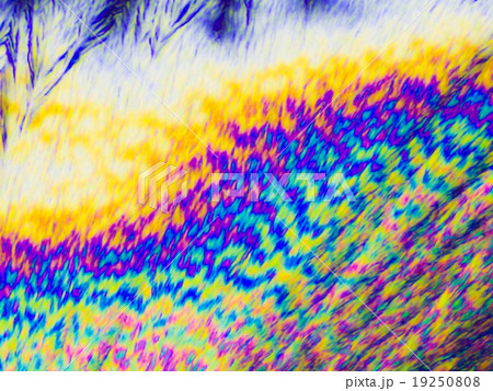極彩色のポップアートな柄のビタミンCの顕微鏡写真 19250808