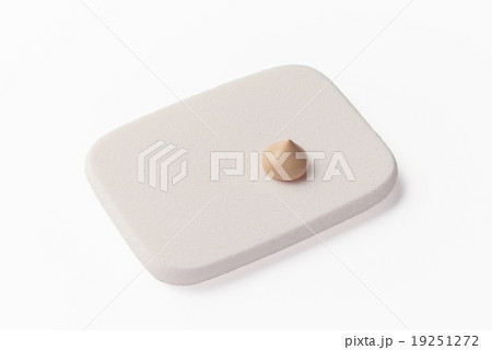 リキッドファンデーションとパフ リキッドファンデーションとパフ 19251272