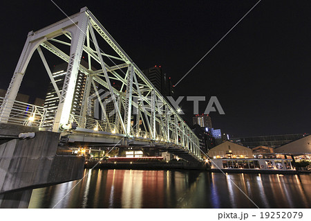 夜景　ふれあい橋　東京・天王洲 19252079