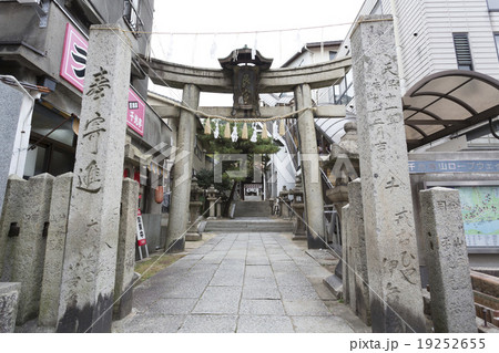 艮神社参道の鳥居 19252655