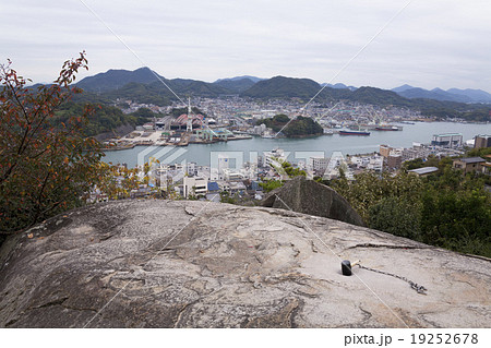 ポンポン岩と尾道市街地 19252678