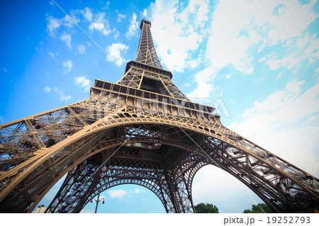 Eiffel tower in Paris, France Eiffel tower in Paris, France 19252793