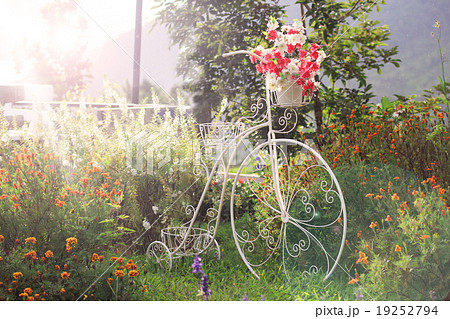 Flower decoration on white bicycle  19252794
