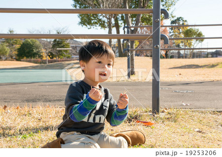 公園に座る男の子 公園に座る男の子 19253206