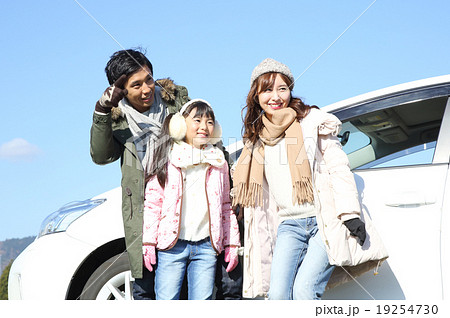 ドライブする若い家族 19254730