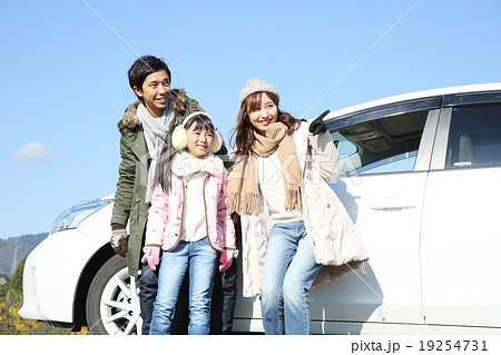 ドライブする若い家族 19254731
