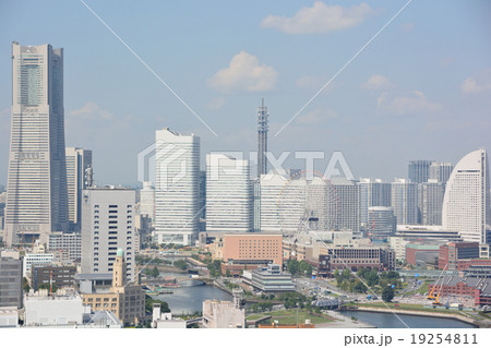 横浜の高層ビル群 19254811