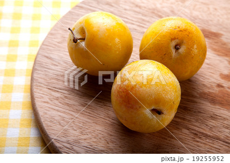 White Peach 19255952