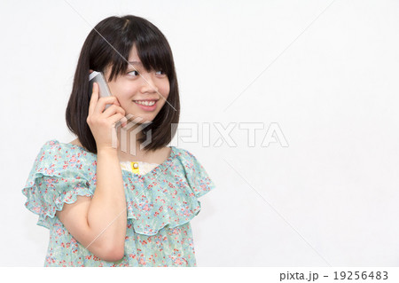 スマフォを持つ女性 19256483