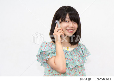 スマフォを持つ女性 スマフォを持つ女性 19256484