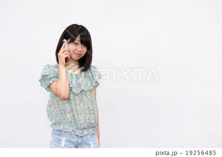 スマフォを持つ女性 19256485
