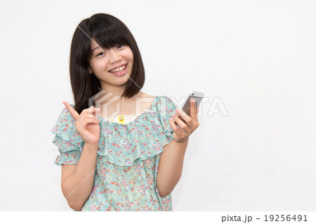 スマフォを持つ女性 19256491