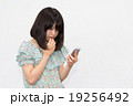 スマフォを持つ女性 19256492