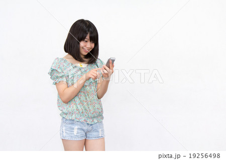 スマフォを持つ女性 スマフォを持つ女性 19256498