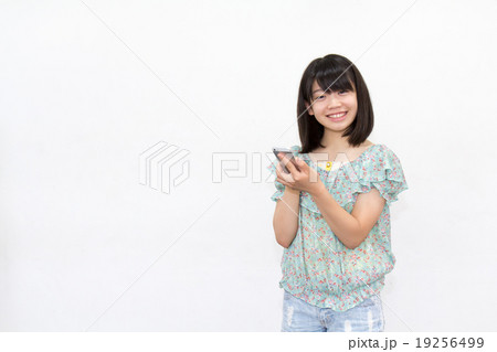 スマフォを持つ女性 19256499
