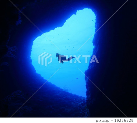 宮古島　アントニオガウディのハート岩とダイバー 19256529