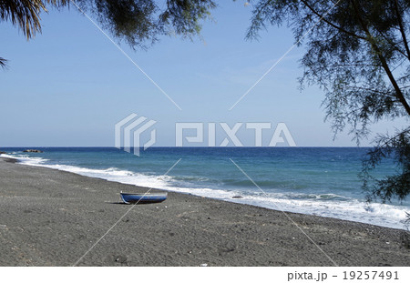 boat on volcanic beach on santorini siland 19257491