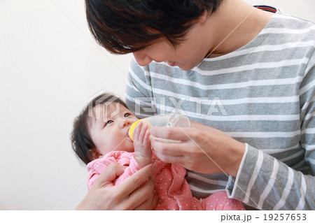 ミルク 抱っこ 父娘 日常 赤ちゃん パパ 子供 娘 0歳 カジュアル ライフスタイル の写真素材