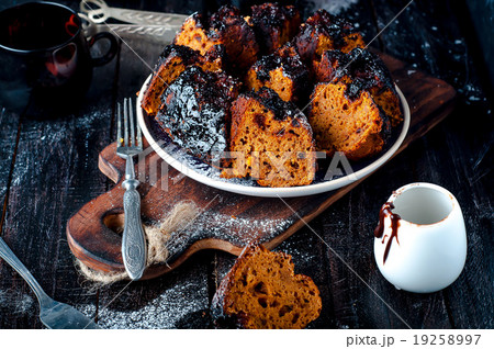 cake with jam and chocolate 19258997
