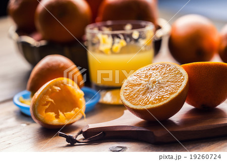 Fresh oranges. Cut oranges. Pressed orange  19260724