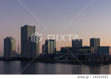 明け方 豊洲のマンション群と東京スカイツリーの写真素材