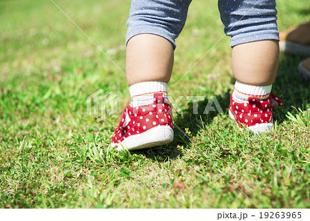 散歩する１歳の子供の足元 19263965