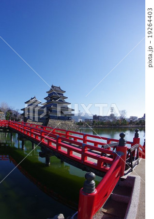 信州 国宝松本城 内堀にかかる埋橋 超広角縦 信州 国宝松本城 内堀にかかる埋橋 超広角縦 19264403